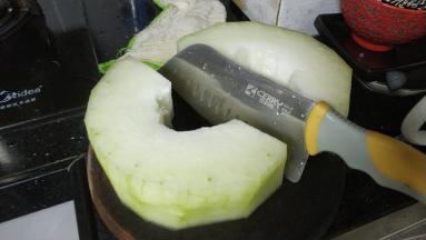 冬瓜去皮洗干净切片