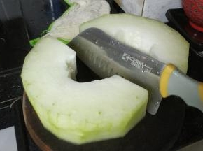 冬瓜去皮洗干净切片