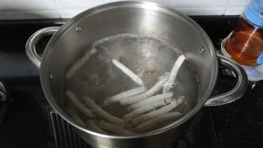 煲里放入足量水，水开后放入处理好的沙虫干、瑶柱大火煲20分钟