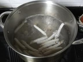 煲里放入足量水，水开后放入处理好的沙虫干、瑶柱大火煲20分钟