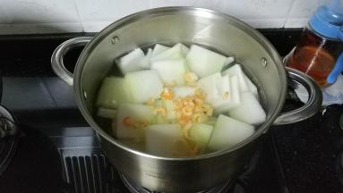 再放入虾皮、皮蛋块继续煮15分钟后放盐调味