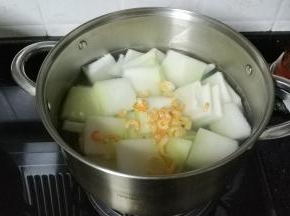 再放入虾皮、皮蛋块继续煮15分钟后放盐调味