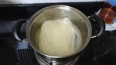 另一锅将米粉煮熟