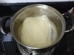另一锅将米粉煮熟
