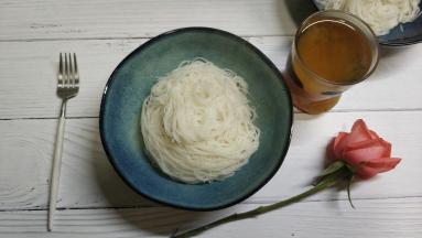 将煮好的米粉捞入碗里