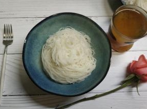 将煮好的米粉捞入碗里