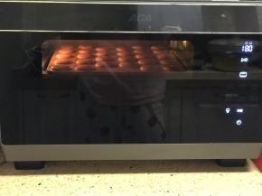 烤箱预热10分钟，中层180度烘烤3分钟定型后转150度烘烤10分钟左右。