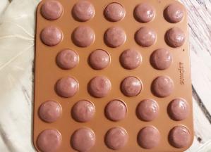 挤到不粘烤盘或模具上，震出气泡。