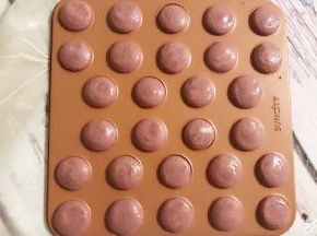 挤到不粘烤盘或模具上，震出气泡。