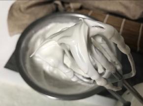 蛋白滴入柠檬汁或白醋，分三次加糖打至硬性发泡，即提起打蛋器有硬挺的小尖角。