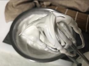蛋白滴入柠檬汁或白醋，分三次加糖打至硬性发泡，即提起打蛋器有硬挺的小尖角。
