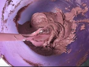 打发好的蛋白分三次拌入杏仁粉混合粉中，翻拌均匀。