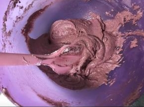 打发好的蛋白分三次拌入杏仁粉混合粉中，翻拌均匀。