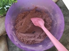 杏仁粉色粉糖粉混合拌匀。