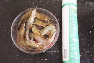 准备好食材，龙须面的大小看个人喜好来买，我是家里的面，有什么就用什么了。