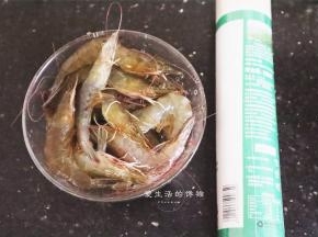准备好食材，龙须面的大小看个人喜好来买，我是家里的面，有什么就用什么了。