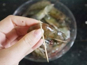 准备一根牙签，从虾的第二个关节插入牙签