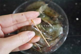 轻轻提起，虾线就轻易拉出来了