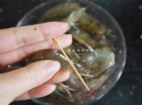 轻轻提起，虾线就轻易拉出来了