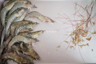 抽出虾线后，用剪刀把虾须和虾脚都剪掉。