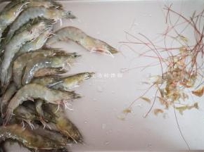 抽出虾线后，用剪刀把虾须和虾脚都剪掉。