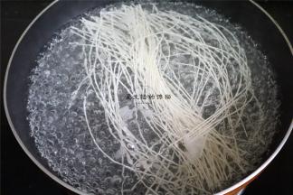 虾准备好了，煮开一锅清水，将面放入锅内煮30秒，立刻捞出过冷水防粘。