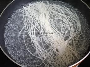 虾准备好了，煮开一锅清水，将面放入锅内煮30秒，立刻捞出过冷水防粘。