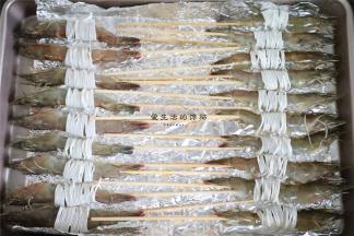 将挂面缠上虾的身上，细挂面会比较麻烦，建议买粗的，不容易断也好缠一些。