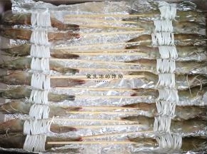 将挂面缠上虾的身上，细挂面会比较麻烦，建议买粗的，不容易断也好缠一些。