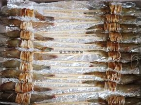 处理好的虾全部放入铺了锡纸的学厨烤盘里，将黑胡椒酱加入1勺花生油和2勺清水拌匀成比较稀的酱汁，涂抹在虾身上。