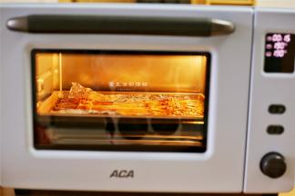 ACA烤箱上下火190度预热，放入中层烤制17分钟，中途翻一下面涂酱汁即可。