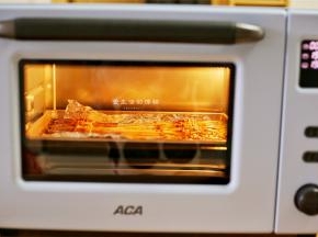 ACA烤箱上下火190度预热，放入中层烤制17分钟，中途翻一下面涂酱汁即可。
