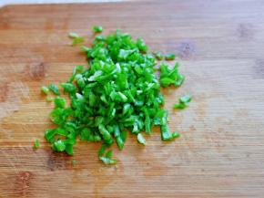 辣椒洗干净切碎。