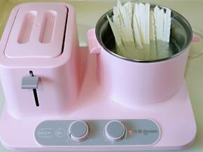 锅中加入纯净水烧开，下刀削面，煮熟捞出过冷水。