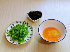 准备做酱，鸡蛋磕碗里打散。