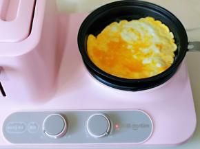 起油锅，倒入蛋液，煎蛋饼再切碎。