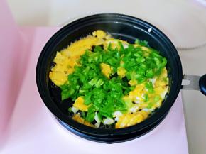 加入切好的青椒。