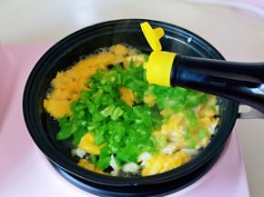 滴入生抽翻炒均匀。