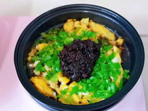 加入梅菜肉酱。