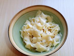 过冷水的刀削面放入大碗中。