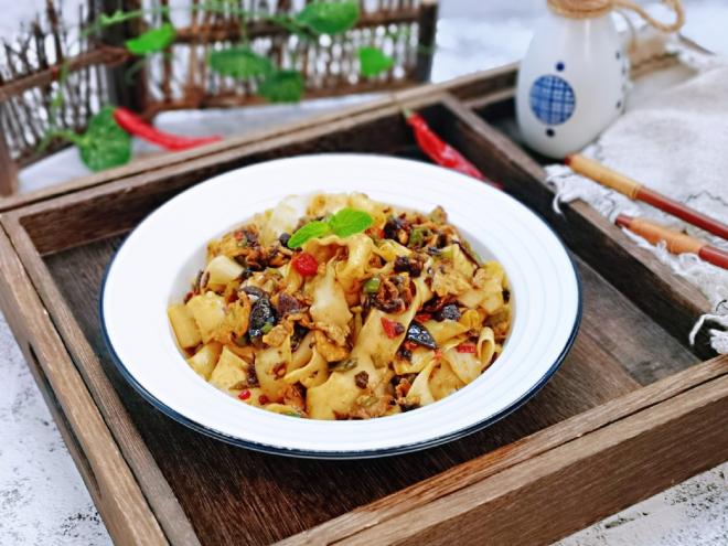 梅菜鸡蛋拌刀削面