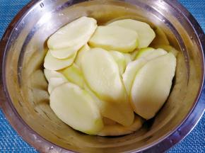 土豆去皮洗去淀粉。