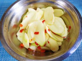 拌匀腌制十分钟。