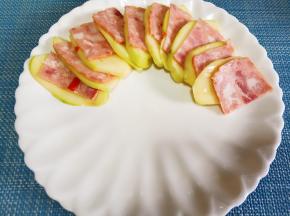 培根切片和土豆一起码放盘中。