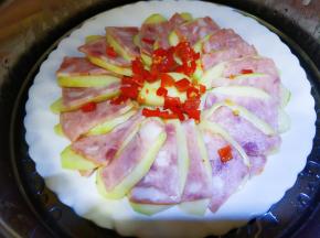 铺好撒上剁椒上锅蒸二十分钟。