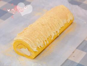 用裱花嘴挤上花纹装饰，最后撒上熟黄豆粉即可。