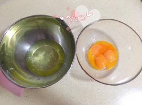 四个鸡蛋分离蛋黄蛋清至无油无水的盆里。