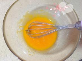 蛋黄+玉米油搅匀。