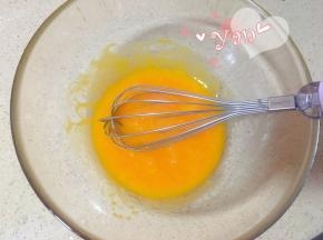 蛋黄+玉米油搅匀。