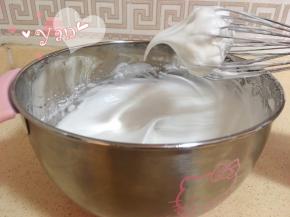 蛋清+糖打发至提起打蛋头有长弯钩即可。